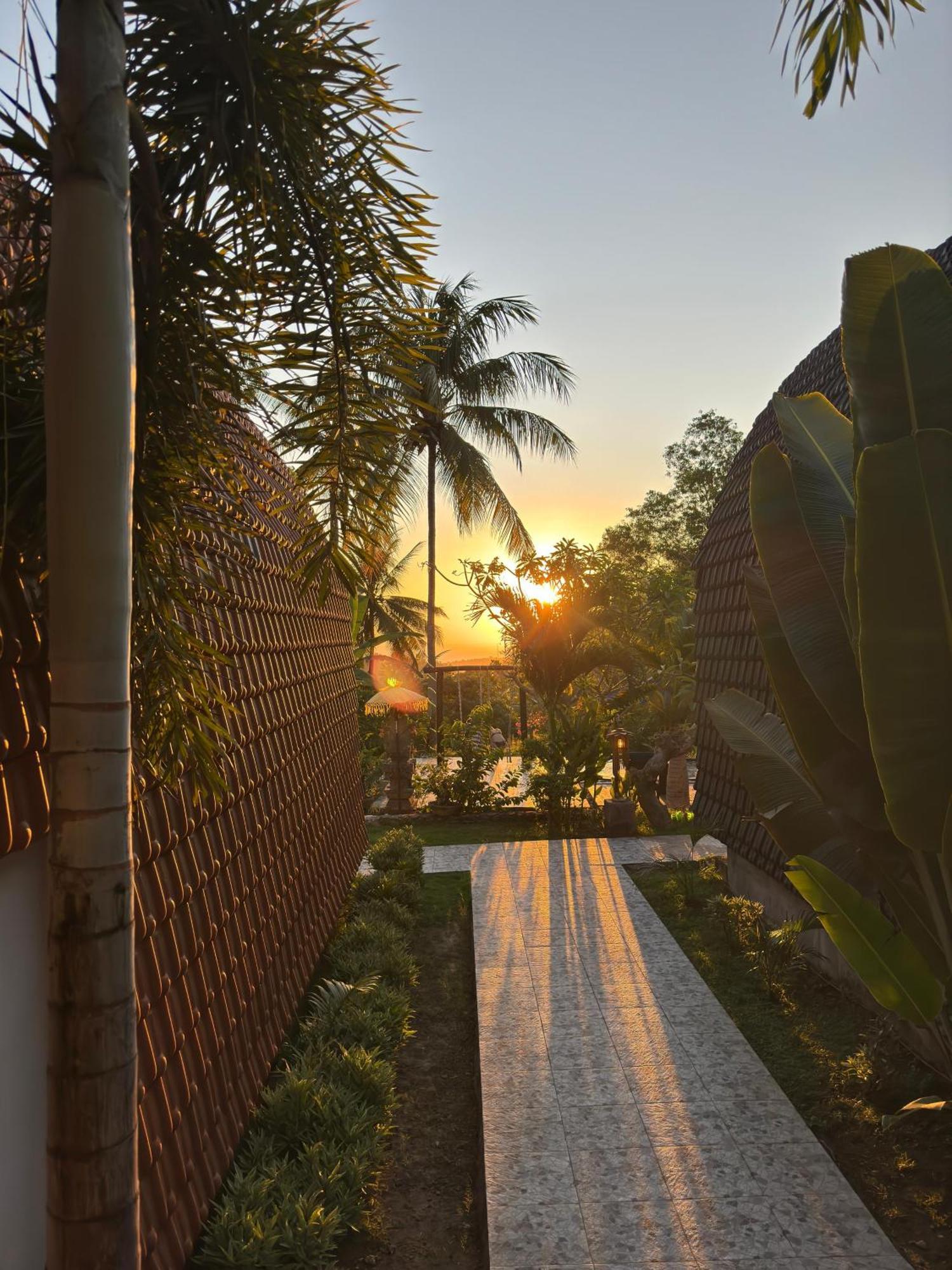 Meket Bungalows Toyapakeh Exterior photo